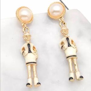 Cream Black enamel gold lady earrings